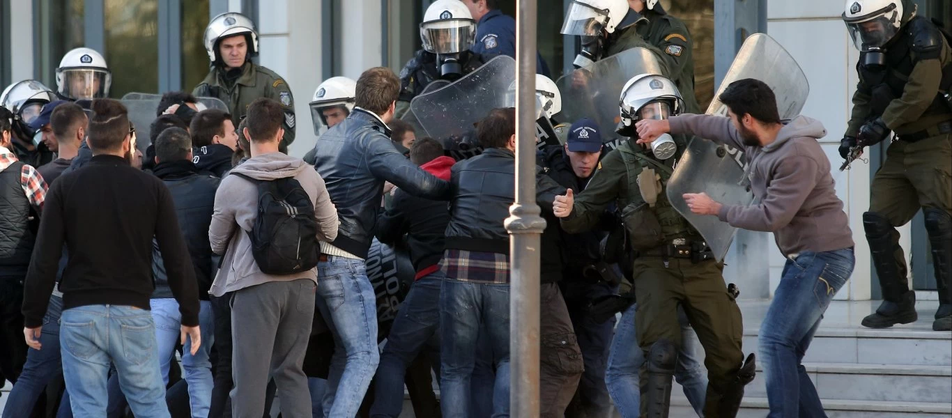Επεισόδια για άλλη μια φορά στο φοιτητικό συλλαλητήριο - Περιθωριακοί επιτέθηκαν σε κλούβα των ΜΑΤ (φωτό)